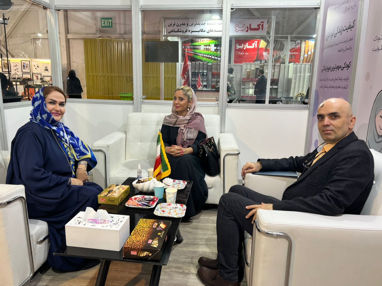 شادی صابر  در آخرین روز نمایشگاه برای من نوشت (فیلم)